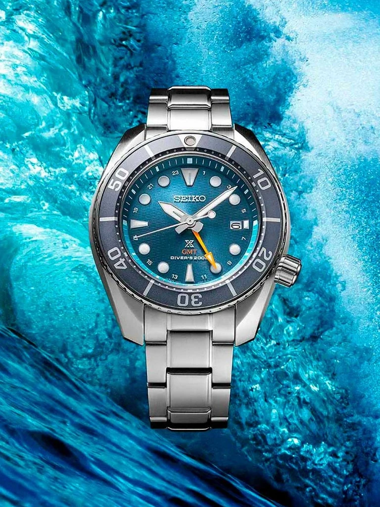 Seiko Prospex SFK001J1 Diver’s 200 m на фоне морской волны